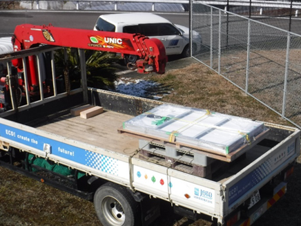 パネルが輸送される写真