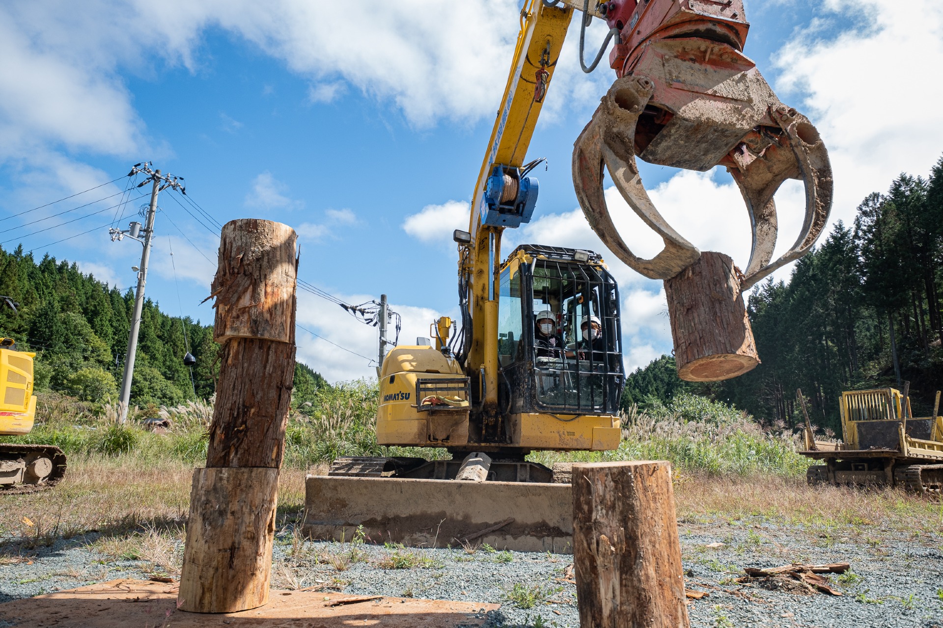ショベルカーを操縦する写真