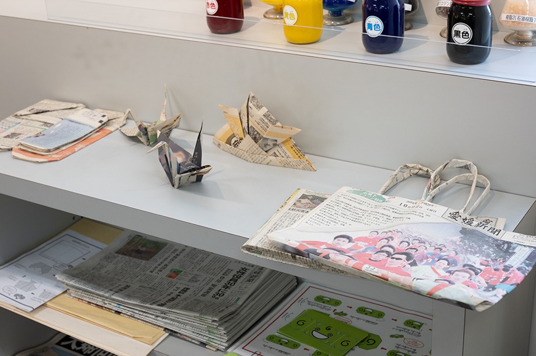 画像:古新聞を再利用して作るバッグ
