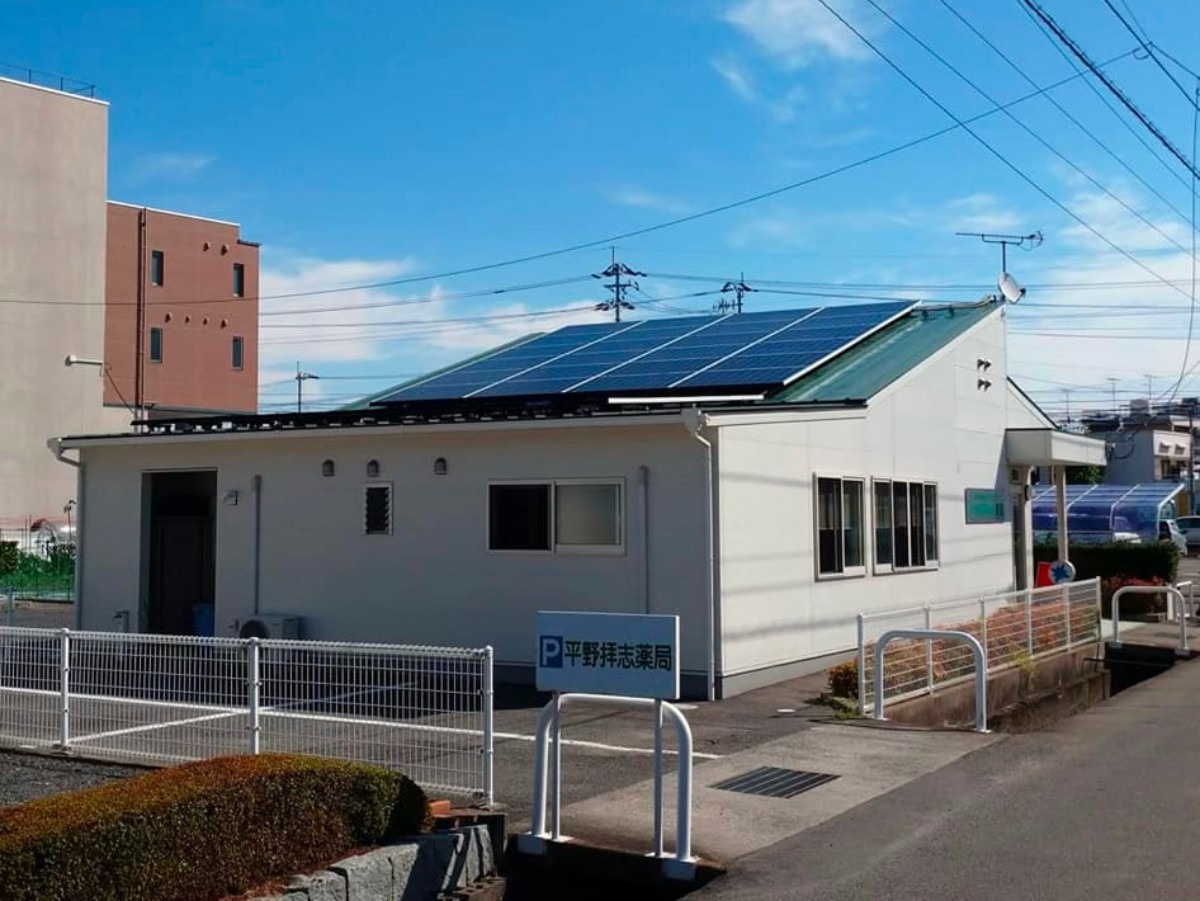 屋根上に設置された太陽光パネルの画像