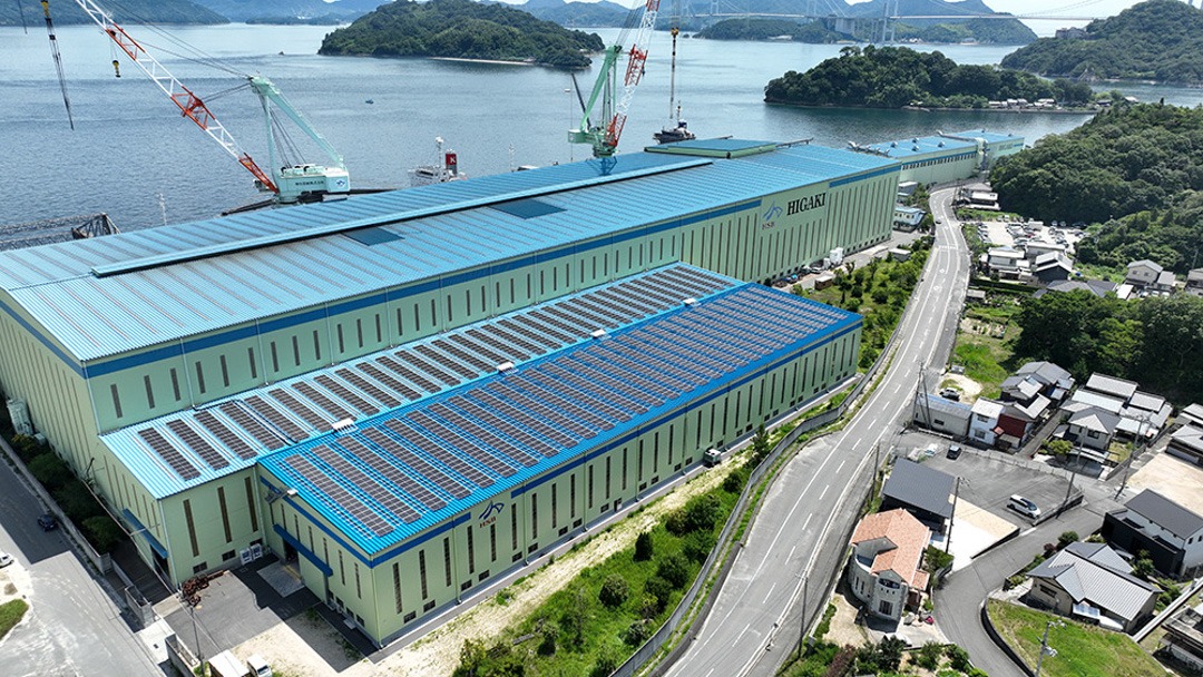 画像：波方工場上の太陽光パネル