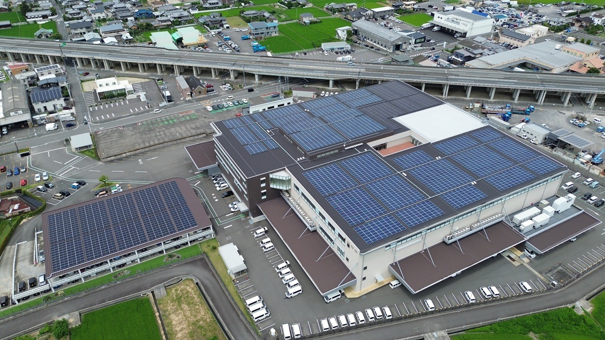 本社屋上の太陽光パネル