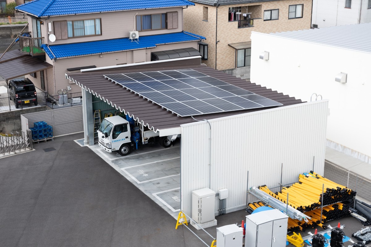 車庫上に設置されている太陽光パネルの写真
