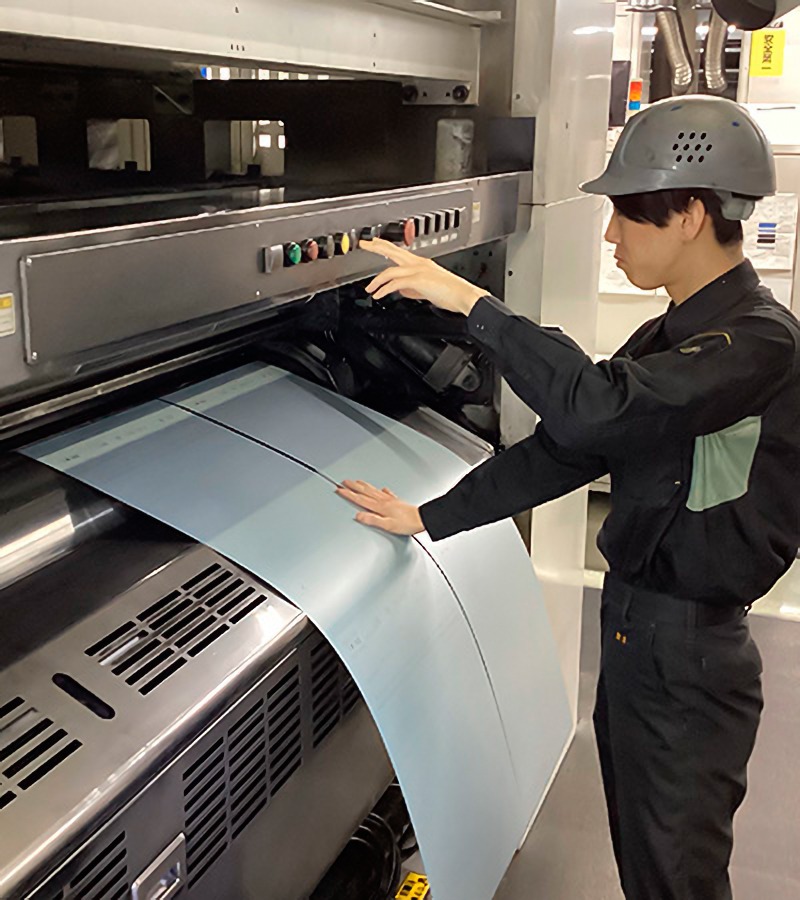 画像:輪転機に取りつけられる刷版