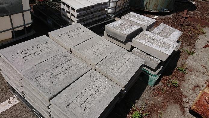 積まれたバイオマスストーンの写真