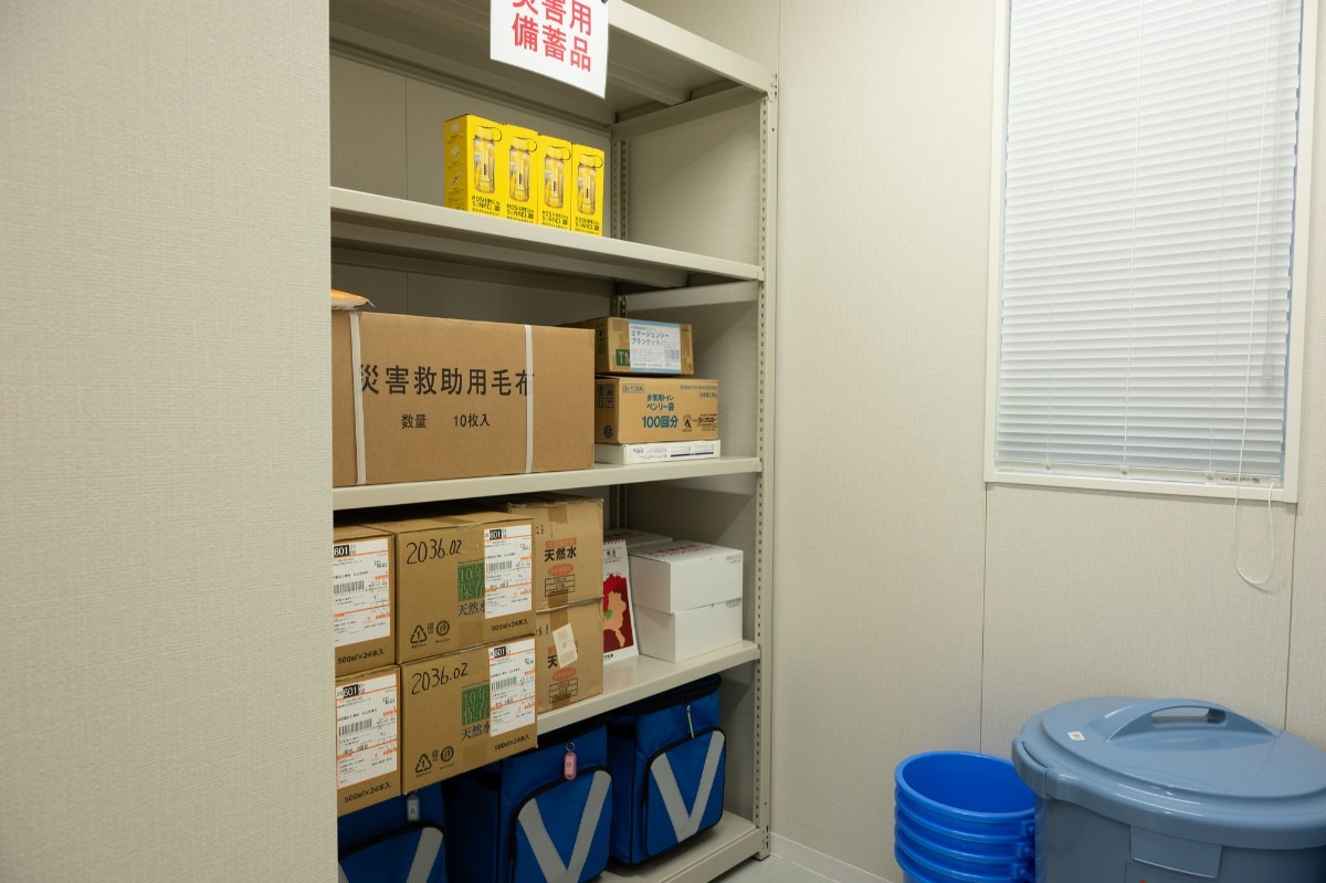 備蓄品の収納された棚の画像