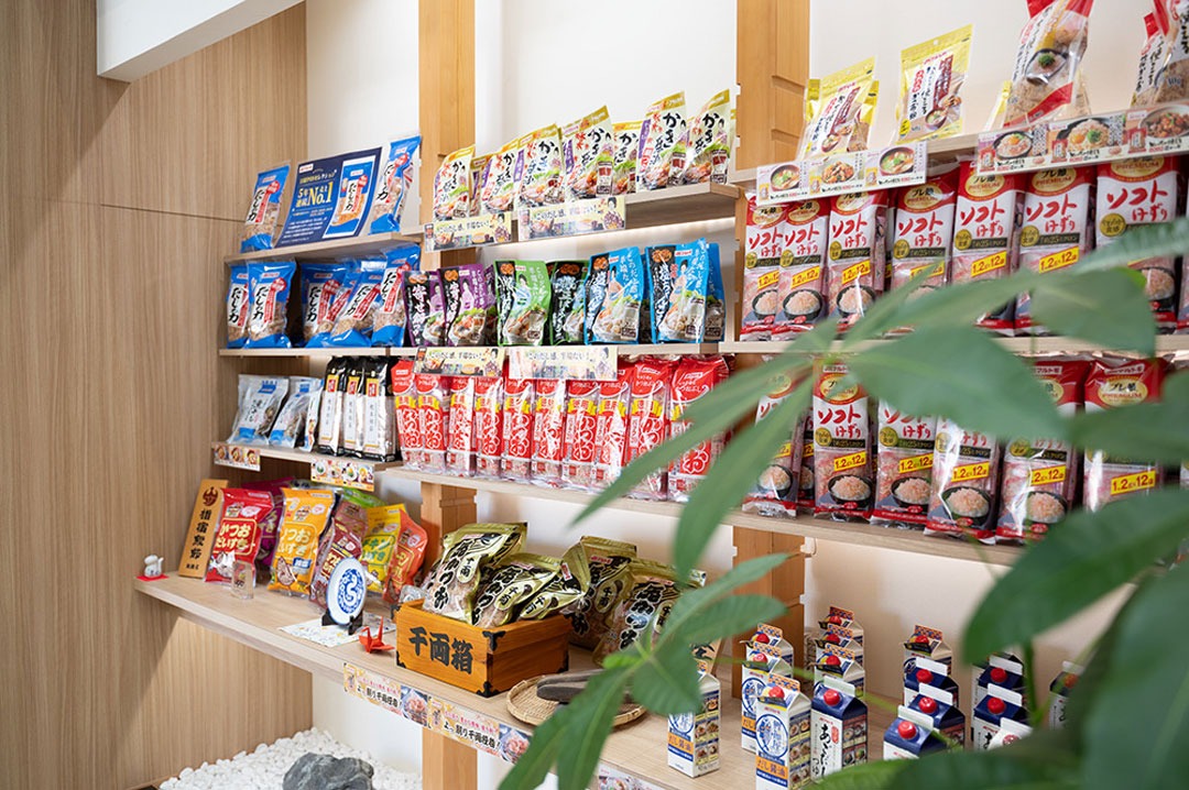 画像:マルモトの製品が陳列された棚