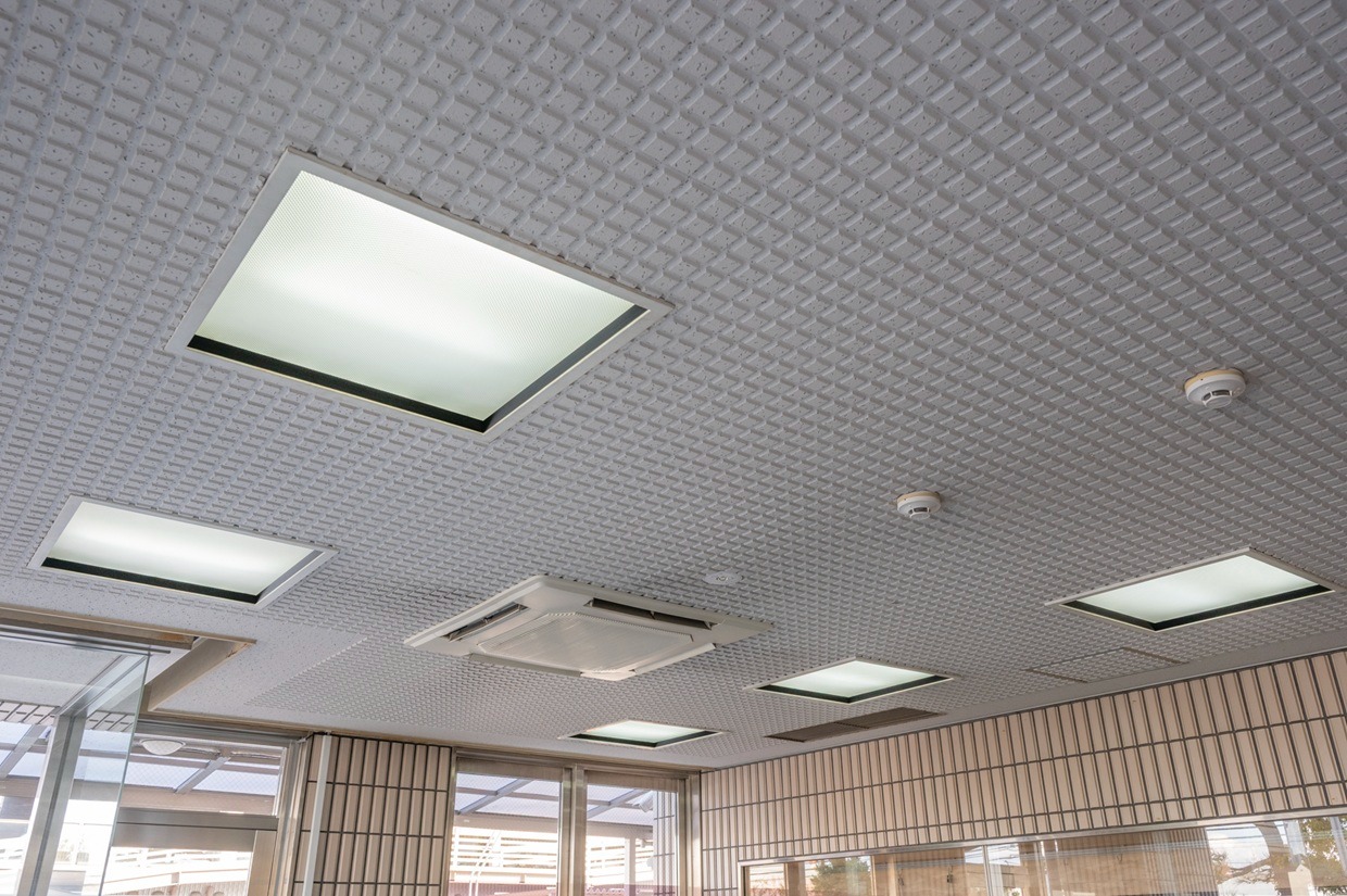 社内の電気をLED照明に