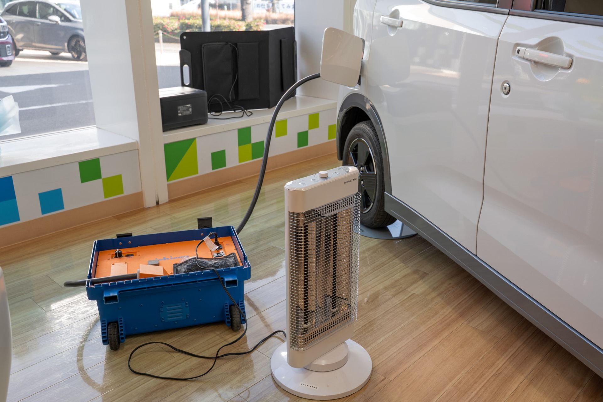電気自動車と電気ストーブの写真