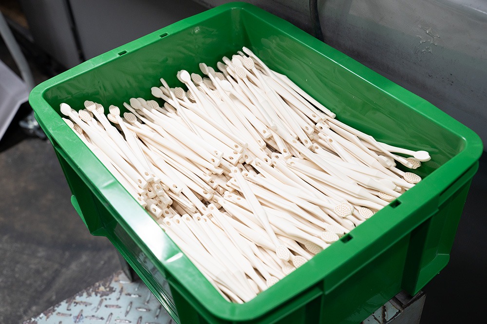 成形されたハブラシの写真