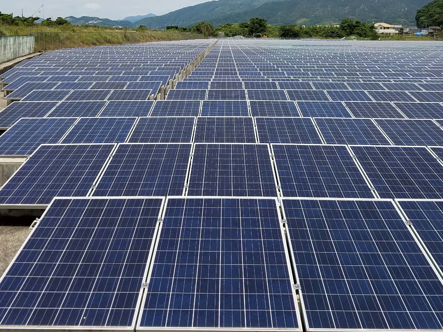 太陽光パネルの写真