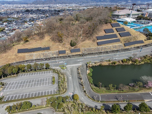 県総合運動公園テニスコート西側法面
